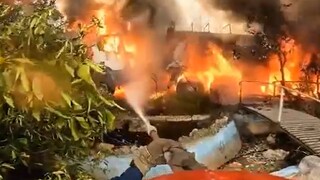 Συγκλονιστικά πλάνα: Οι αγωνιώδεις προσπάθειες πυροσβεστών να σώσουν σπίτια στη Μάνδρα