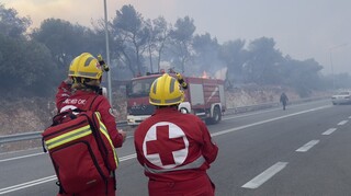 Ερυθρός Σταυρός: Υπεράνθρωπες προσπάθειες των εθελοντών στις πυρκαγιές για τρίτο 24ωρο