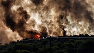 Άλλη μια νύχτα μάχης στις φωτιές σε Ρόδο, Δυτική Αττική, Κορινθία - Σε ύφεση η πυρκαγιά στη Λακωνία