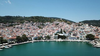 Καλοκαιρινές διακοπές: Πόσο κοστίζουν πέντε βράδια σε 12 νησιά της Ελλάδας