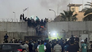 Ιράκ: Απέλαση της Σουηδής πρεσβευτή σε «απάντηση» για τους διαδηλωτές που ποδοπατούν το Κοράνι