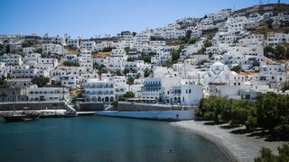 «Οι 1.000 αποχρώσεις του μπλε»: Το ελληνικό νησί που προτείνει η Le Figaro για διακοπές