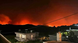 Φωτιά στη Ρόδο: Κάηκαν σπίτια, εκκενώθηκαν οικισμοί, επιχείρηση φιλοξενίας χιλιάδων απεγκλωβισμένων