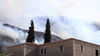 Φωτιά στο Αίγιο: Κοντά στα πρώτα σπίτια η πυρκαγιά που καίει στο Δερβενάκι