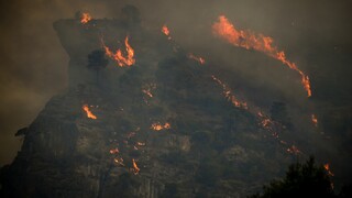 Μαίνεται η φωτιά στο Αίγιο: Μάχη της Πυροσβεστικής για να μην περάσει την Εθνική Οδό