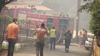 Πυρκαγιές: Συνεχείς αναζωπυρώσεις σε Ρόδο και Κέρκυρα - Νέα εντολή για εκκενώσεις