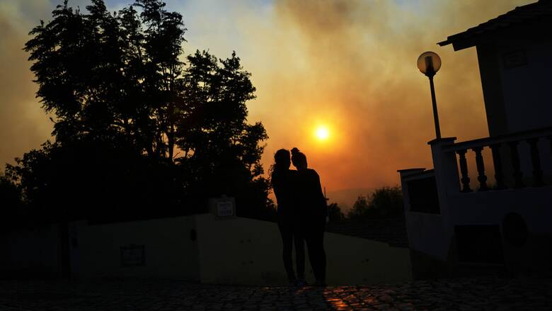 Πορτογαλία: Εκατοντάδες πυροσβέστες προσπαθούν να σβήσουν πυρκαγιά στο Κασκάις