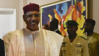 Υπό τη σκιά πραξικοπήματος η Νιγηρία: Ο πρόεδρος φυλάσσεται από φρουρούς στο προεδρικό μέγαρο