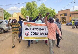 Νίγηρας: Φόβοι για πραξικόπημα και ταραχές - Πυρά εναντίον υποστηρικτών του προέδρου Μπαζούμ