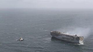 Ολλανδία: Ρυμουλκήθηκε σε νέο σημείο το φλεγόμενο πλοίο - Οι επόμενες κινήσεις