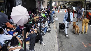 Ηot spot στην καρδιά της Νέας Υόρκης: Εκατοντάδες μετανάστες στα πεζοδρόμια του Μανχάταν