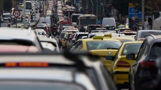 Ανατροπή αυτοκινήτου στη Λεωφόρο Ποσειδώνος - Μποτιλιάρισμα στο ρεύμα προς Πειραιά