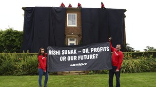 Greenpeace: Ακτιβιστές κάλυψαν με μαύρο ύφασμα την έπαυλη του βρετανού πρωθυπουργού