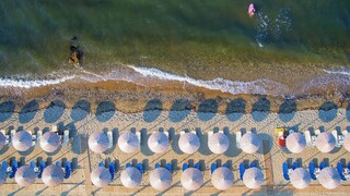 Παραλίες: Από το «κίνημα της πετσέτας» στο κυβερνητικό «κυνήγι της ξαπλώστρας»
