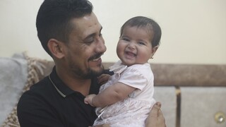 Συρία: Το μωρό που γεννήθηκε στα συντρίμια των σεισμών, χαμογελά έξι μήνες μετά