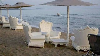Όργιο αυθαιρεσίας: Μέχρι και... πολυθρόνες έβαλαν σε παραλίες της Άνδρου και της Κουρούτας