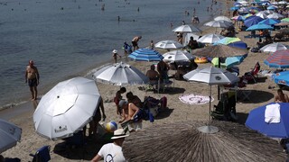 Κίνημα της πετσέτας: Τέλος οι ξαπλώστρες και ομπρέλες ιδιωτών από παραλίες της Χαλκιδικής