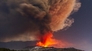 Εξερράγη η Αίτνα: Λάβα και τέφρα ξεχειλίζουν από το ηφαίστειο - Ακυρώσεις πτήσεων