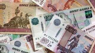 Νέα υποχώρηση για το ρωσικό νόμισμα έναντι του δολαρίου - Στο 12% το επιτόκιο