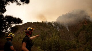 Ισπανία: «Εκτός ελέγχου» η πυρκαγιά στο εθνικό πάρκο Τενερίφη