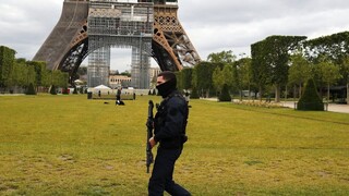 Παρίσι: Έπεσε με αλεξίπτωτο από τον Πύργο του Άιφελ - Συνελήφθη μετά την προσγείωση