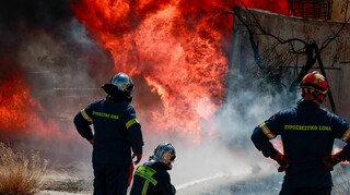 Ασπρόπυργος: Yπό μερικό έλεγχο η πυρκαγιά σε μάντρα αυτοκινήτων