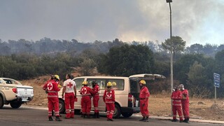 «Θα μείνουμε όσο χρειαστεί»: Οι Σαμαρείτες του Ελληνικού Ερυθρού Σταυρού στη φωτιά στη Φύλη