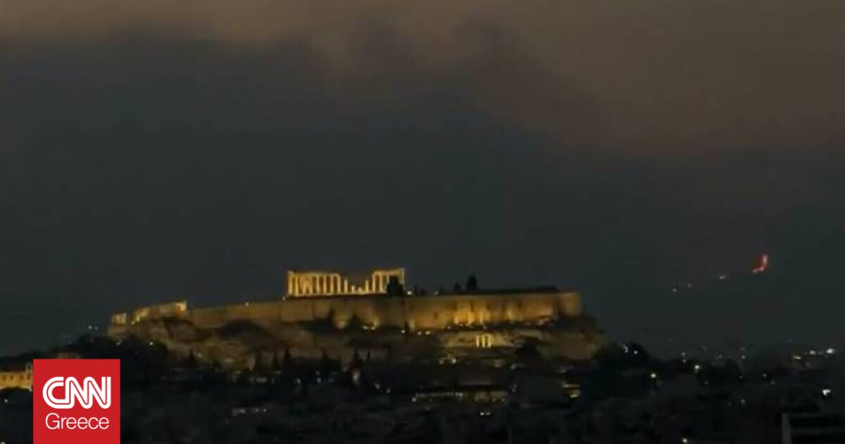 Τυλιγμένη στους καπνούς η Ακρόπολη από τη φωτιές στην Αττική