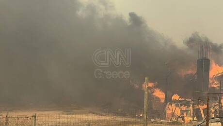 Συγκλονιστικό βίντεο του CNN Greece στο Μενίδι - Σε απόσταση αναπνοής από τις φλόγες
