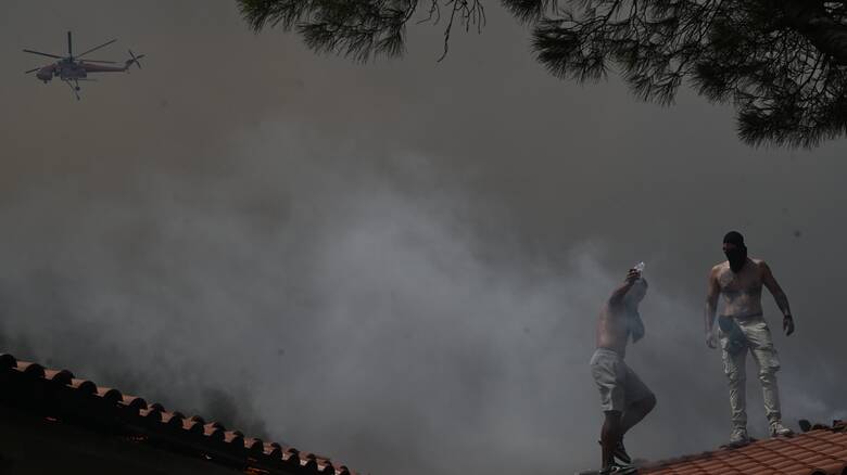Πυρκαγιά στην Πάρνηθα: Αναζωπυρώσεις και εκκενώσεις οικισμών - Σε ετοιμότητα οι Θρακομακεδόνες