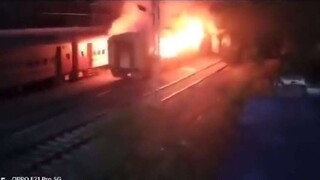 Ινδία: Τουλάχιστον 9 νεκροί από πυρκαγιά σε βαγόνι τρένου - Βίντεο
