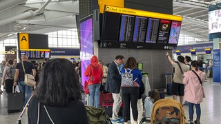 Χάος στις πτήσεις: Εγκλωβισμένοι στα αεροδρόμια χιλιάδες επιβάτες μετά το μπλακ άουτ