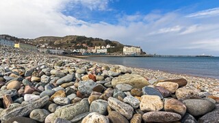 Κάλυψαν την παραλία με βράχους 50.000 τόνων - Τώρα ψάχνουν λύση για να τους αφαιρέσουν