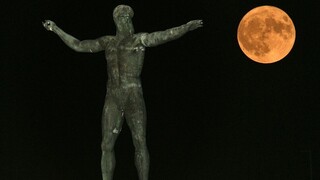 Αυγουστιάτικο φεγγάρι: Συναυλίες και παραστάσεις σε αρχαιολογικούς χώρους με φόντο την υπερπανσέληνο