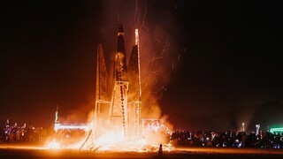 Burning Man: Μια εγκατάσταση ύψους 8 μέτρων κάηκε για να τιμήσει την Ουκρανία
