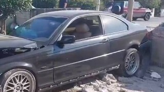 Ρεκόρ τροχαίων σε σπίτι στην Κω: 21 αυτοκίνητα έχουν «καρφωθεί» στην αυλή του