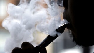 «Πόλεμο» στο ηλεκτρονικό τσιγάρο μιας χρήσης ξεκινά η Γαλλία λόγω δημοφιλίας στους νέους