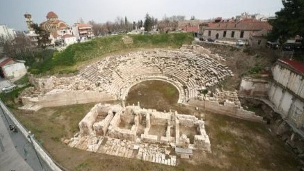 Το αρχαίο θέατρο της Λάρισας υποδέχθηκε το κοινό μετά από 22 αιώνες