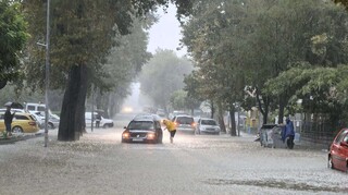 Βουλγαρία: Δύο νεκροί από τις πλημμύρες - Αυτοκίνητα και τροχόσπιτα στη θάλασσα