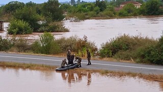 Πλημμύρες στη Θεσσαλία: Φαγητό και νερό στους εγκλωβισμένους από ελικόπτερο του Στρατού