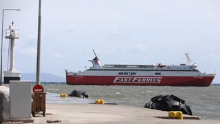Παραμένει στη Ραφήνα το Fast Ferries Andros - Στο Λαύριο καταπλέουν τα επιβατηγά πλοία