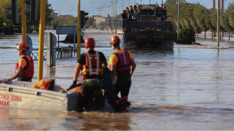 Πλημμύρες στη Θεσσαλία: Συγκλονιστικός απεγκλωβισμός βρέφους από την ΕΜΑΚ