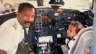 CNNi: Η... προφητική φωτογραφία πιλότου - Τριάντα χρόνια μετά «πετάει» με τον γιο του