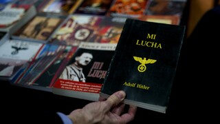 Αργεντινή: Κατασχέθηκαν πάνω από 200 βιβλία και σύμβολα ναζιστικής προπαγάνδας     