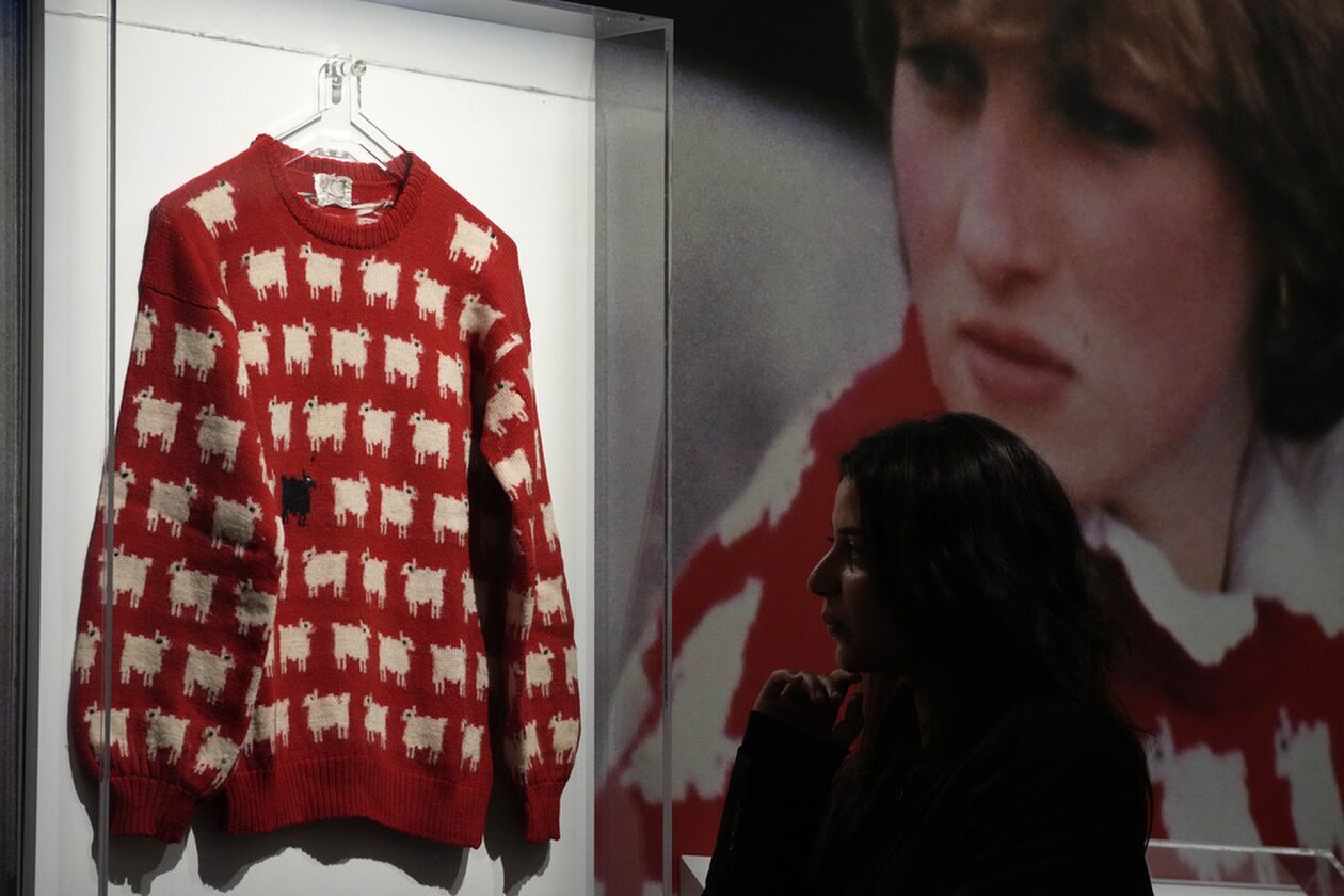 Πριγκίπισσα Νταϊάνα: Πουλήθηκε για 1,1 εκατ. δολάρια το διάσημο κόκκινο πουλόβερ της