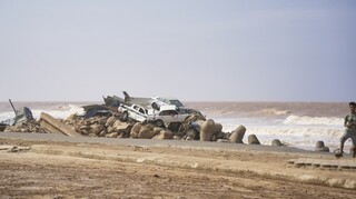 Πλημμύρες - Λιβύη:  Διασώστες εντόπισαν πάνω από 400 πτώματα σε παραλία της μαρτυρικής Ντέρνα