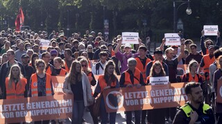 Γερμανία: Ακτιβιστές για το κλίμα έβαψαν την Πύλη του Βραδεμβούργου