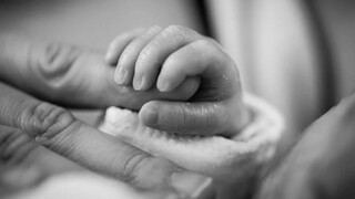 Κρήτη: Διασωληνώθηκε το μωρό ενός έτους που έπεσε στο κενό από ξενοδοχείο