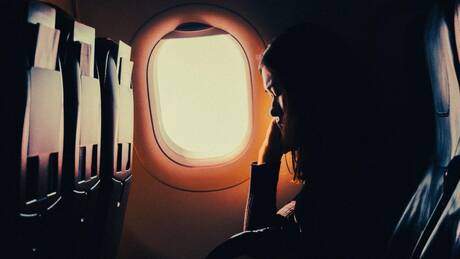 Πέντε tips για να καταφέρετε να κοιμηθείτε στο αεροπλάνο