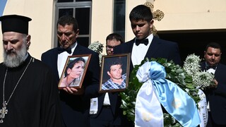 Θλίψη στο τελευταίο αντίο στα δύο αδέλφια που έχασαν τη ζωή τους στη Λιβύη